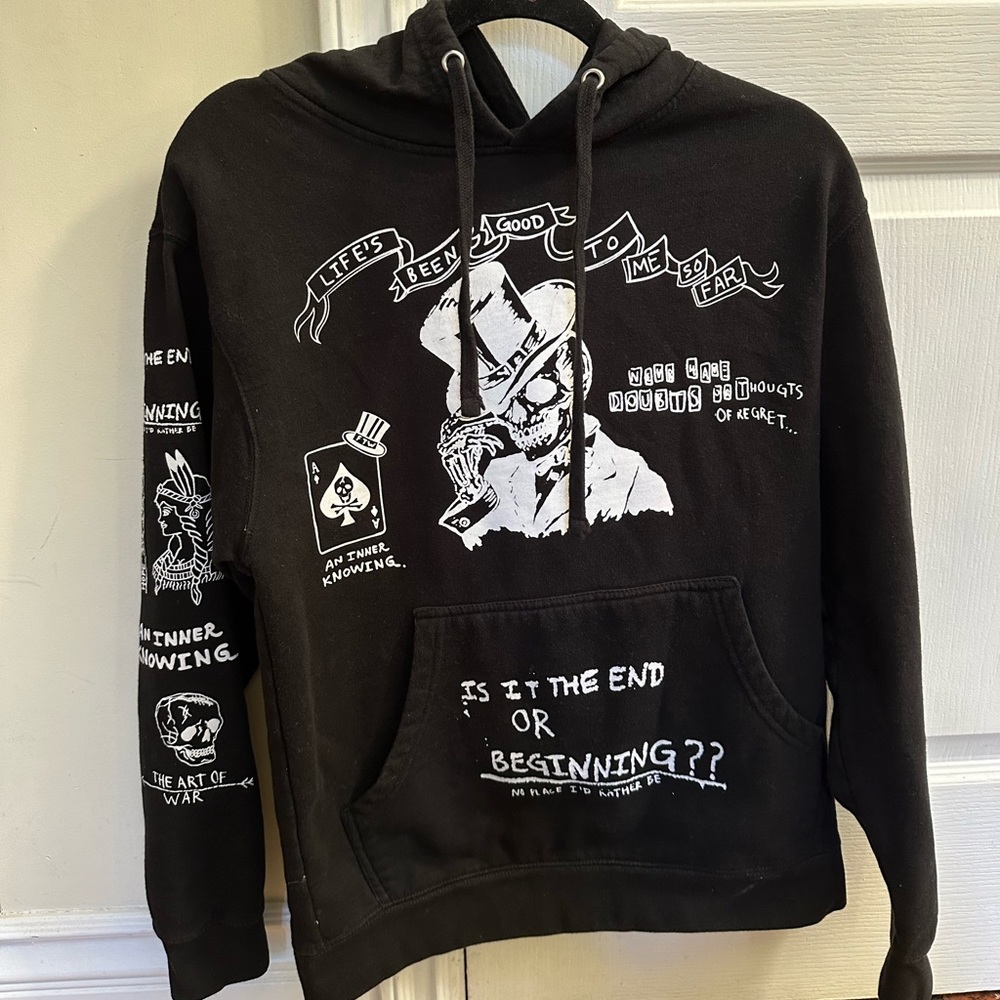 Independent black and white skull graphic sweatshirt